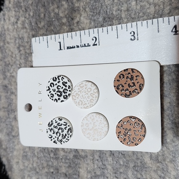 PIER IMPORTS GIRAFFE PRINT LAVENDER EYE MASK & LEOPARD PRINT ROUND STUD EARRINGS - Picture 8 of 11